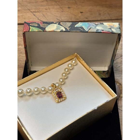 Elegant Pearl Necklace With Gold-Plated violet Pendant & Rhinestones - Picture 2 of 6